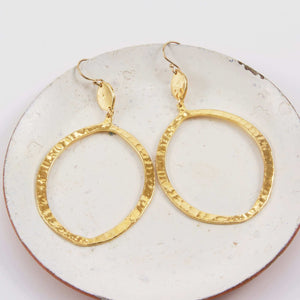 TOCI HAMMERED DANGLE EARRINGS