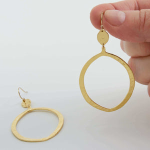 TOCI HAMMERED DANGLE EARRINGS